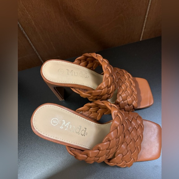 Mudd Brown Sandals - Picture 2 of 9